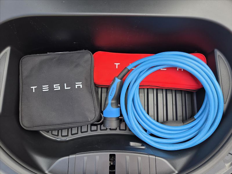 Tesla Model 3 Performance 393kW ČR 1.maj  Pe - fotka 17 z 19