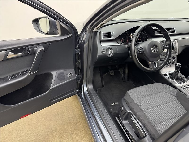 Volkswagen Passat 1,4 TSi NAVI SENZORY TAŽNÉ - fotka 25 z 36