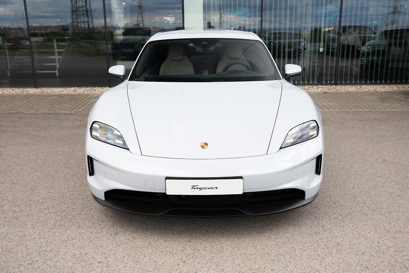 Porsche Taycan - fotka 8 z 30