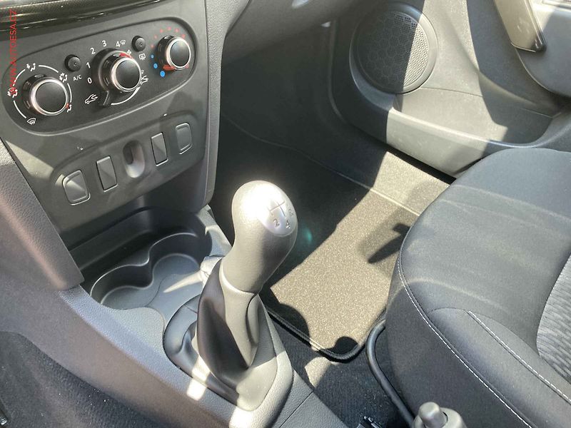 Dacia Sandero (2018) 1.0i, 1.maj,ČR, Klima - fotka 15 z 15