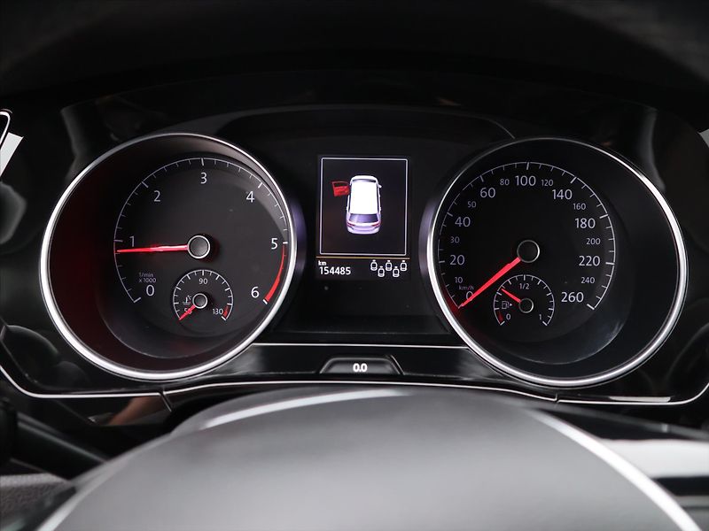 Volkswagen Touran 2,0 TDI 110kW DSG Highline 7M - fotka 18 z 35