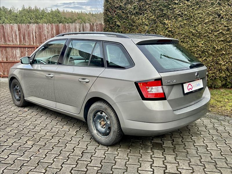 Škoda Fabia 1,0 MPI / KLIMA - fotka 3 z 37