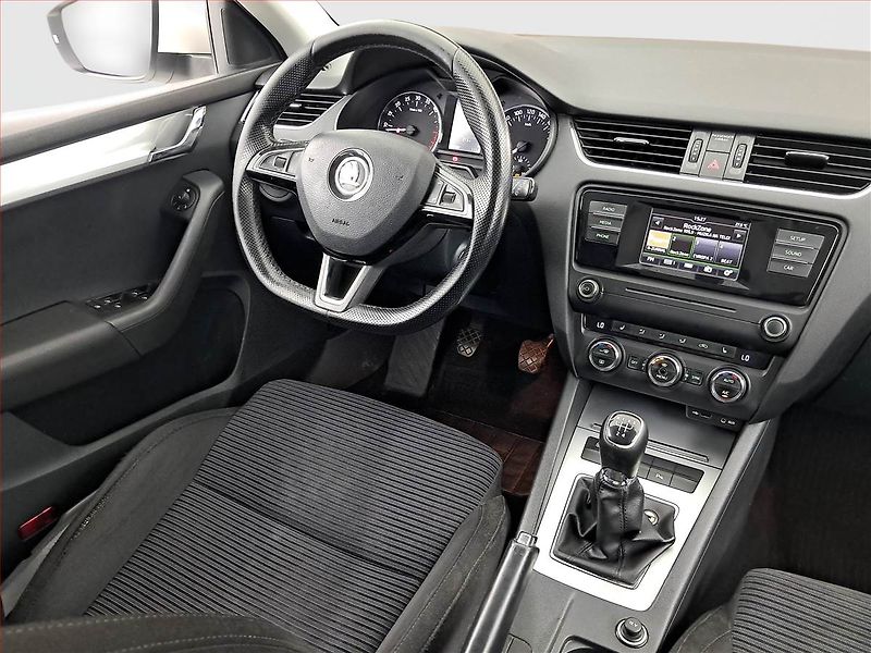 Škoda Octavia (2015) 1.6 TDI, Serv.kniha, Xenony - fotka 7 z 23