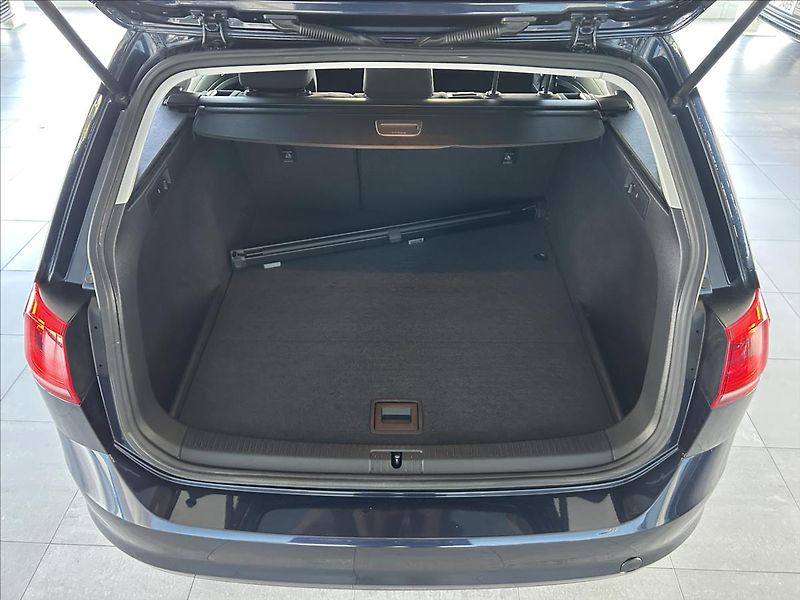 Volkswagen Golf 1,6   TDI 81kW,SERVISKA - fotka 21 z 22