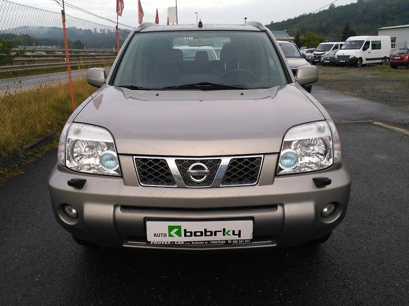 Nissan X-Trail 2,5i AWD /121 kW/ Automat - fotka 35 z 37