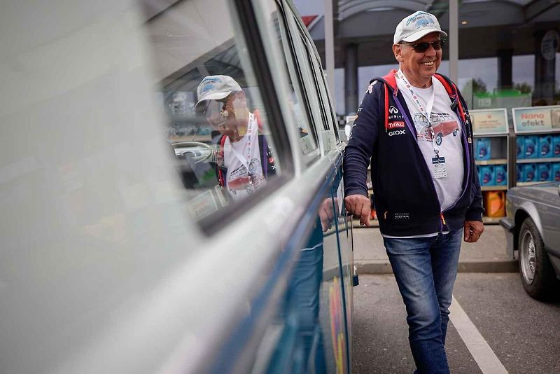 Všichni účastníci s vozy v cíli druhého ročníku Oldtimer Expressu, který mířil z Prahy do řeckých Atén.