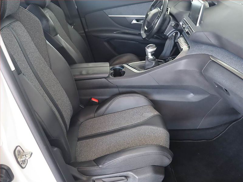 Peugeot 3008 (2017) Allure 1.2 PureTech - fotka 9 z 20