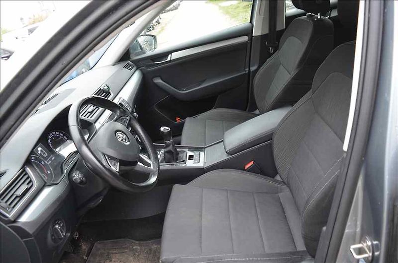 Škoda Superb (2017) 2,0 TDI AMBITION - fotka 14 z 19