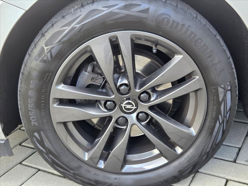 Opel Astra 1,4 Turbo 107kW Edition 1.maj - fotka 21 z 23