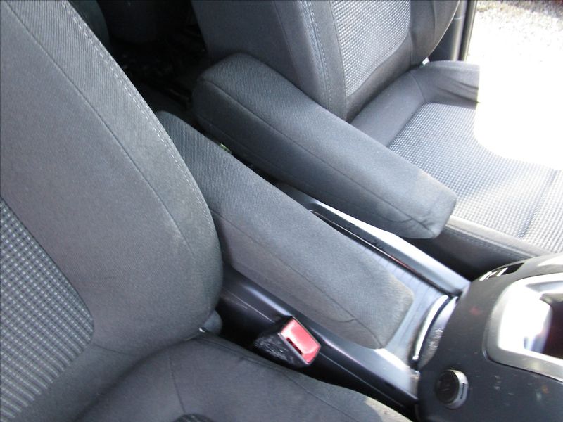 Peugeot 5008 1.6 THP aut. Klima, 7 míst - fotka 19 z 50