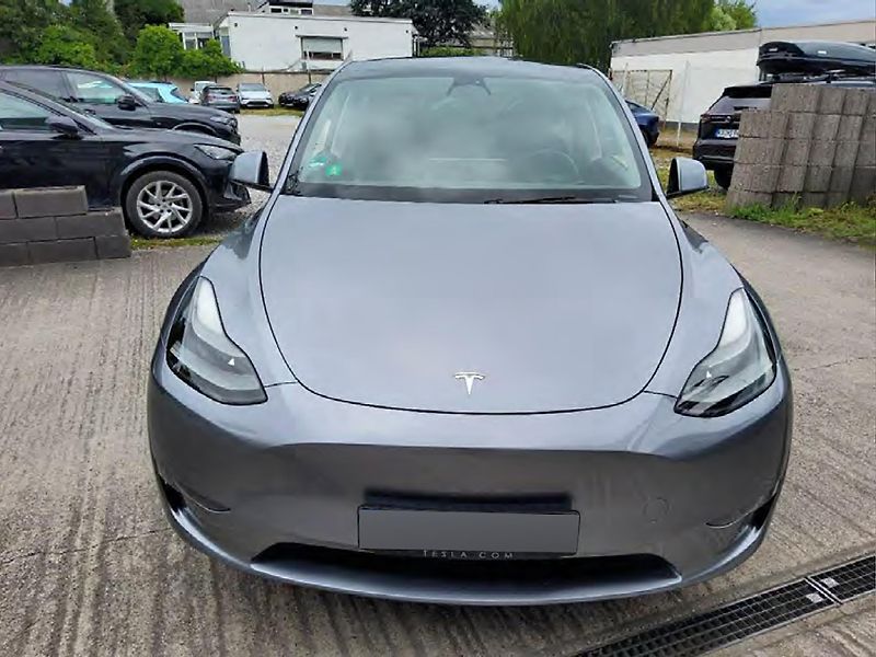 Tesla Model Y (2023) Long Range AWD – 514 HP, 4×4 - fotka 6 z 11