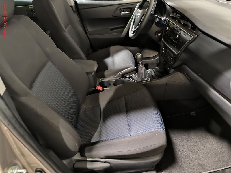 Toyota Auris (2015) 1.3 VVT-i, Cool, +kola - fotka 12 z 17