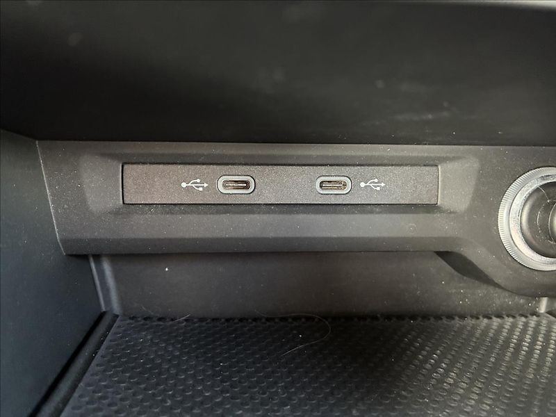 Volkswagen Touran 2,0 TDI ,7 MÍST,TAŽNÉ,KAMERA - fotka 19 z 35
