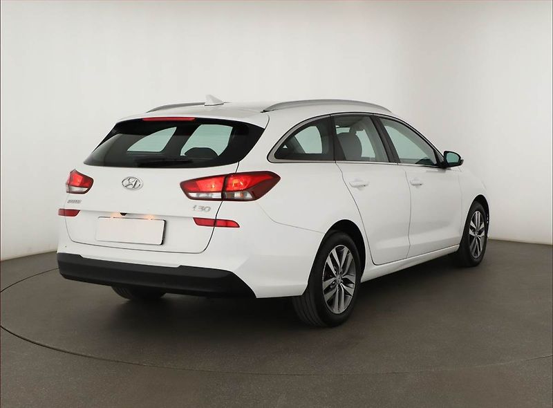 Hyundai i30 (2018) 1.6 CRDi, Navi, Tempomat - fotka 5 z 14