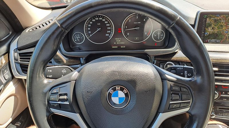 BMW X5 3.0 xDrive 30D - fotka 27 z 32