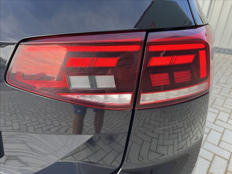 Volkswagen Passat 2,0 TDI DSG ELEGANCE 1.maj. ČR - fotka 16 z 50