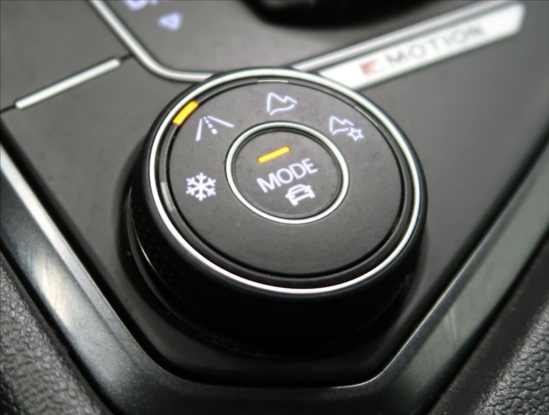 Volkswagen Tiguan 2,0 TDI DSG 4MOTION R-LINE - fotka 36 z 55