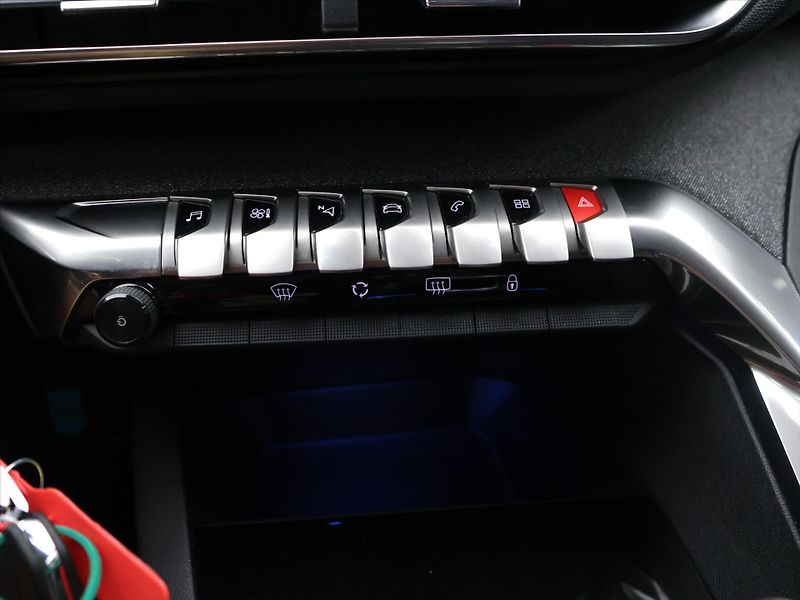 Peugeot 3008 1,2 PT 96kW CZ Allure 1Maj DPH - fotka 22 z 32