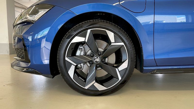 Škoda Superb (2025) kombi Sportline iV 1.5TSI 110k - fotka 10 z 37