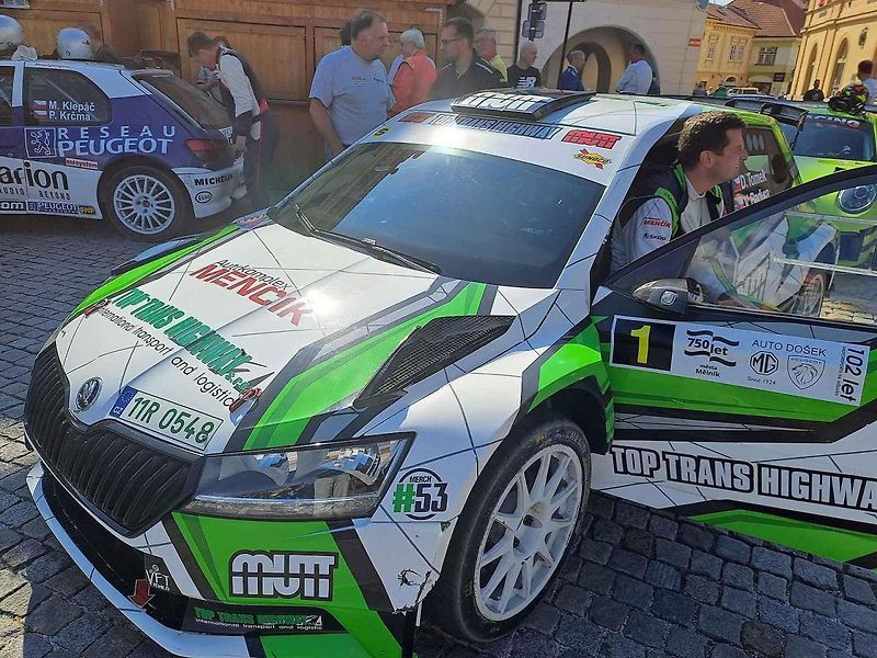 Přehlídku závodních aut a motocyklů pořádal Autoklub Mělník.