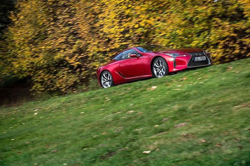 Interiér upraveného Nissanu GT-R.