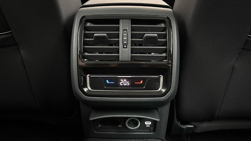 Volkswagen Passat 2.0 TDI DSG 4MOTION Elegance V - fotka 22 z 27