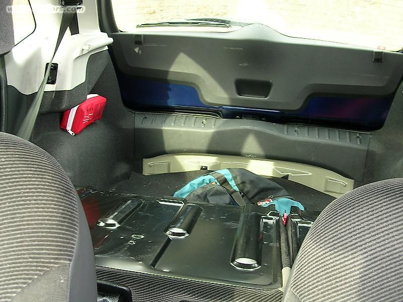 Motor ukrývající se za přední maskou má síly víc než dost.