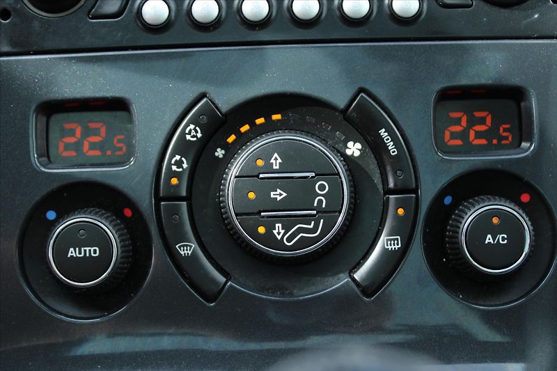 Peugeot 3008 1.6THP 115kW PREMIUM ČR - fotka 22 z 25