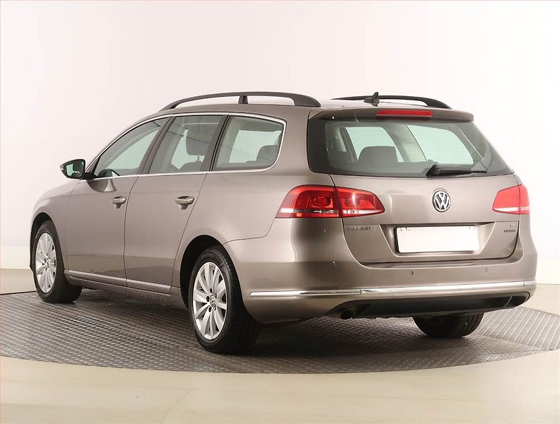 Volkswagen Passat (2011) 1.6 TDI, Navi, Tempomat - fotka 4 z 22