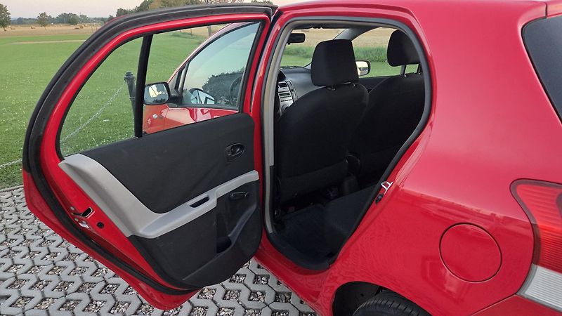 Toyota Yaris (2011) 1.0 VVT-i, 51 kW, klima, CZ - fotka 11 z 17