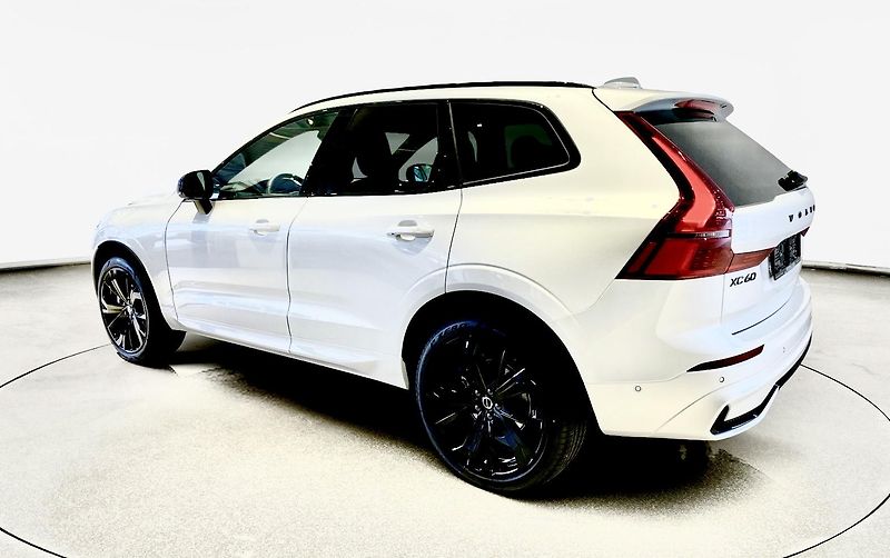 Volvo XC60 (2026) B5 PLUS BLACK + 4SERVIS/ZÁRUKA - fotka 5 z 18