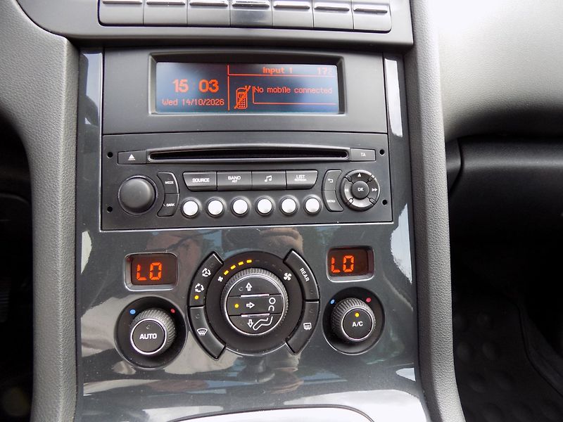 Peugeot 5008 (2014) 1.6Ti/LED/PANO/Head-up/Klima/ - fotka 31 z 35