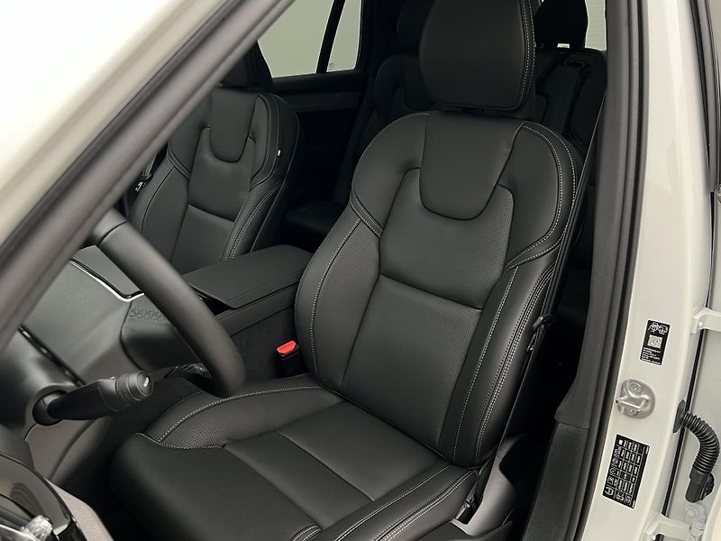 Volvo XC90 (2026) B5 AWD DARK PLUS - fotka 26 z 47