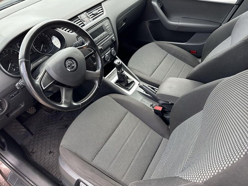 Škoda Octavia (2013) Combi 1.6 TDI Ambition - fotka 7 z 26