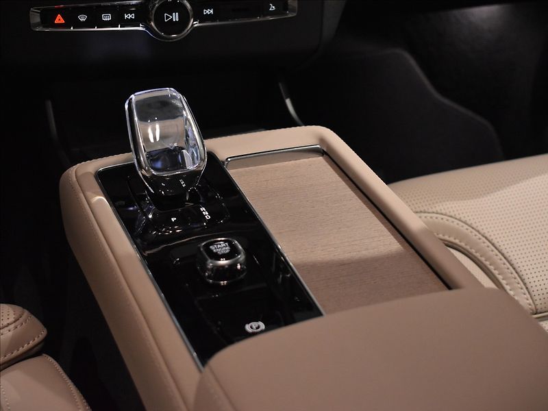 Volvo XC90 (2026) 2,0 T8  Ultra Dark - fotka 38 z 40