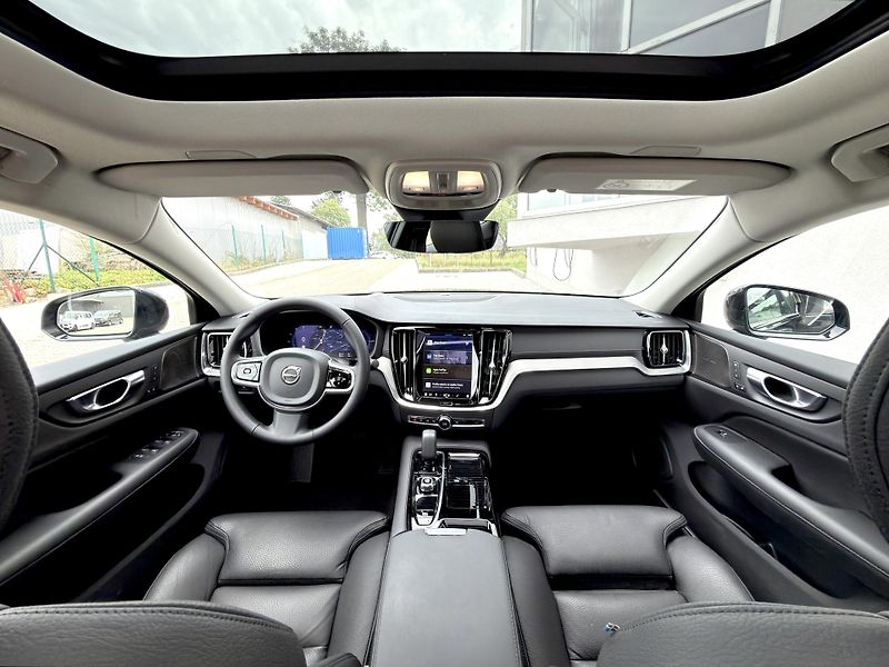 Volvo S60 T8 AWD ULTIMATE DARK // 335 kW - fotka 16 z 39