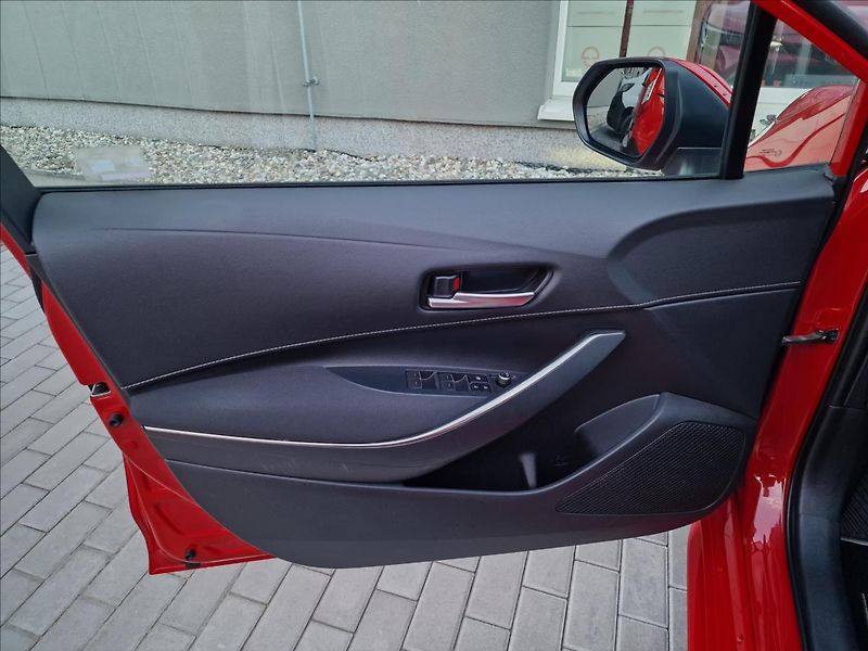 Toyota Corolla 1.8 Hybrid Comfort, ČR,1.Maj. - fotka 34 z 46