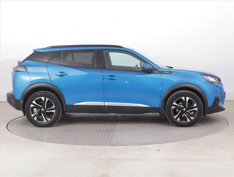 Peugeot 2008 (2020) Allure 1.2 PureTech, ČR,1.maj - fotka 6 z 17