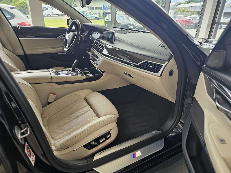 BMW Řada 7 750d xDrive - fotka 17 z 37