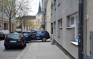Auto může chodník přejet například při výjezdu z garáže. Chodce přitom nesmí ohrozit.