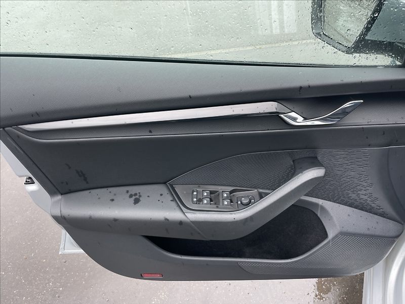 Škoda Octavia 2,0 TDI Combi Ambition Plus - fotka 14 z 23