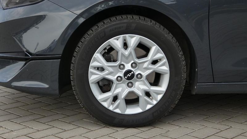 Kia Ceed SW 1.5 T-GDI SPIN - fotka 21 z 22