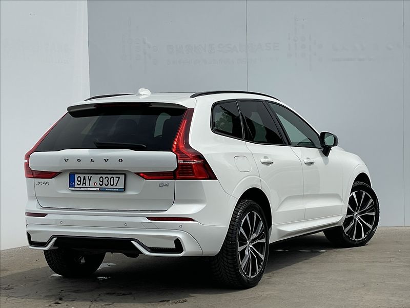 Volvo XC60 2,0 B4 A8 Ultimate Dark - fotka 3 z 23
