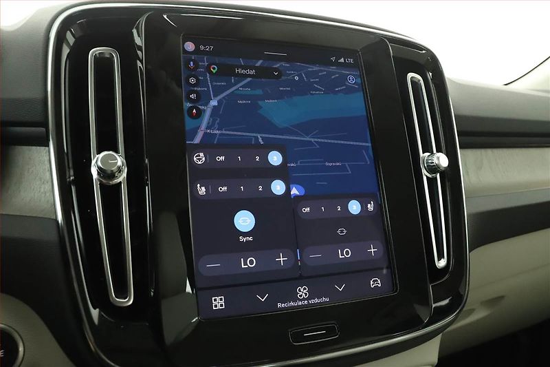 Volvo XC40 (2022) Plus B4 - fotka 14 z 17