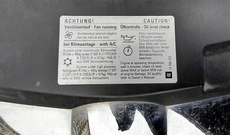 Panel pro ovládání klimatizace má hezky postaru tlačítko pro každou funkci.