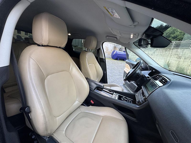 Jaguar F-Pace (2017) 2.0D, 132 kW - fotka 12 z 21