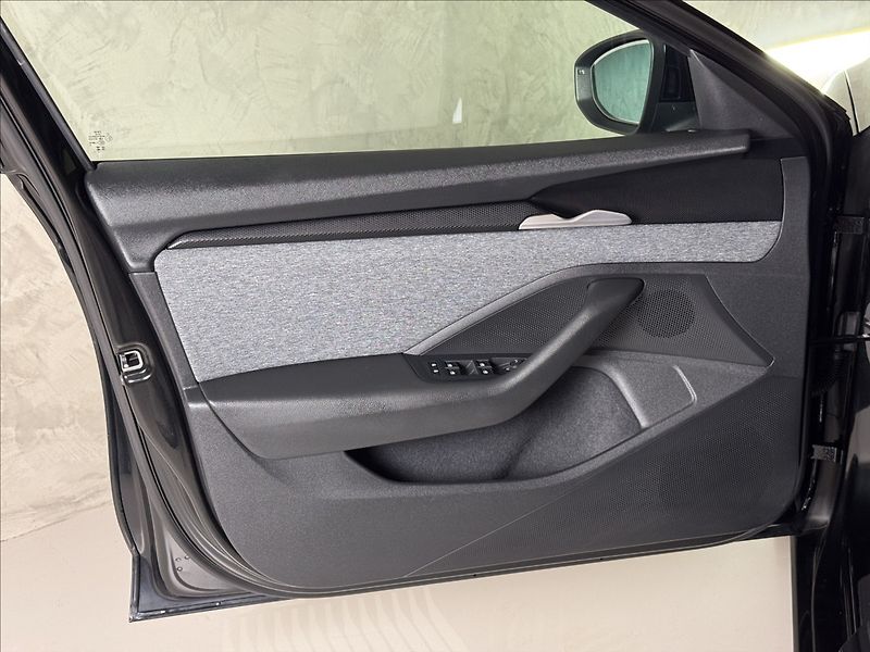 Škoda Superb 2,0 TDi  DSG Selection Assist - fotka 20 z 50