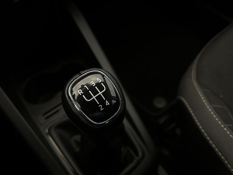 Škoda Fabia 1.0 TSI Ambition - fotka 13 z 21