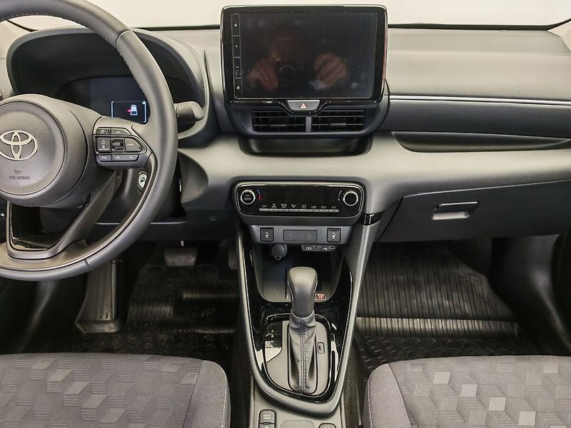 Toyota Yaris 1.5 Hybrid e-CVT Style - fotka 11 z 35