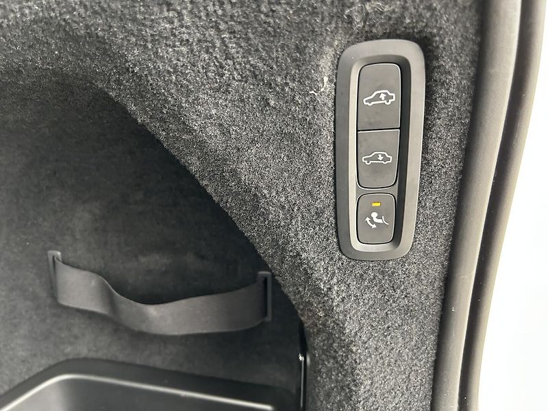 Volvo XC90 2.0 B5 4x4 Inscription - fotka 33 z 36